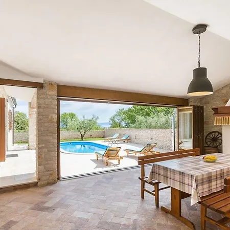Ferienhaus In Mit Privatem Pool Hébergement de vacances Kavran