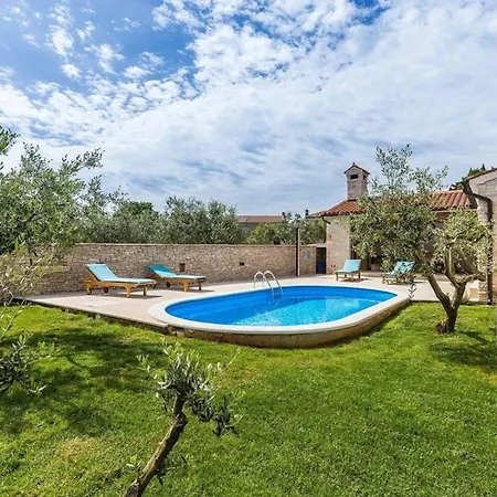 Ferienhaus In Mit Privatem Pool Hébergement de vacances Kavran