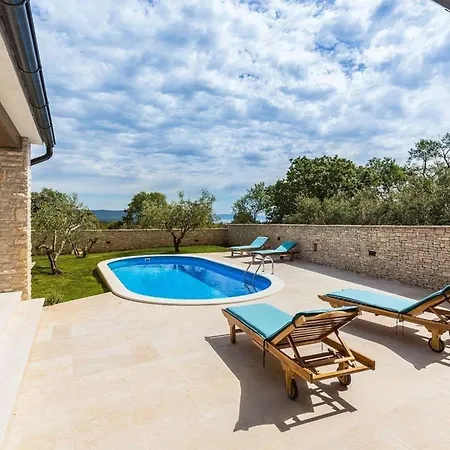 Ferienhaus In Mit Privatem Pool *