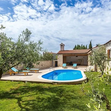 Ferienhaus In Mit Privatem Pool Hébergement de vacances *